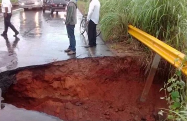 BA-172: Chuva abre cratera entre Santana e Serra Dourada