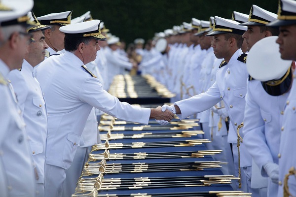 Marinha abre concurso com 25 vagas para médicos de 16 especialidades