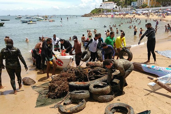 Pesca Sub Lixo Zero retira meia tonelada de lixo do mar de Salvador