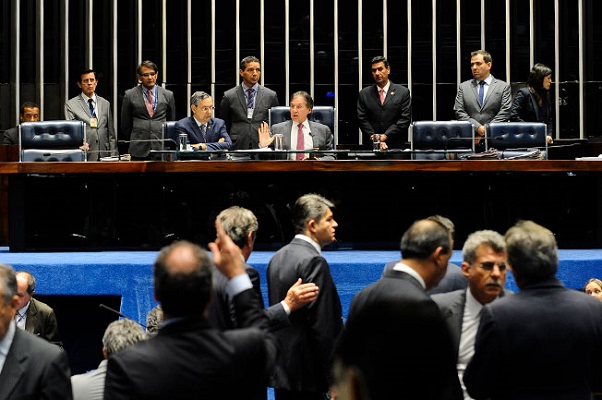 Senadores contrários a Renan se reúnem para fechar estratégia, diz colunista