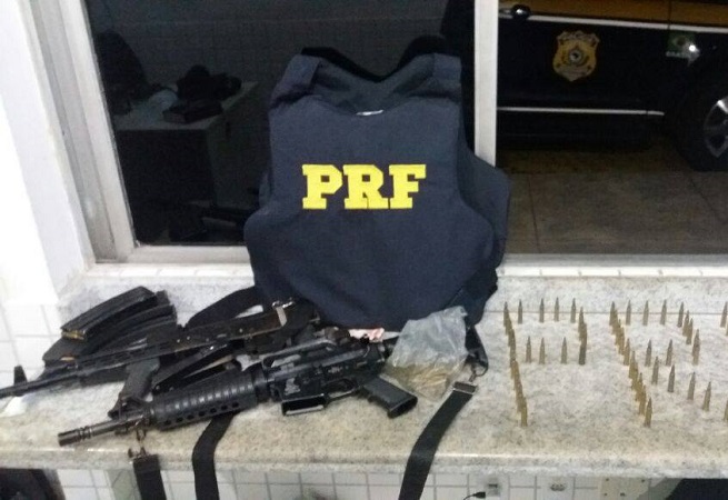 PRF apreende fuzis, munições e recupera veículo roubado em Senhor do Bonfim