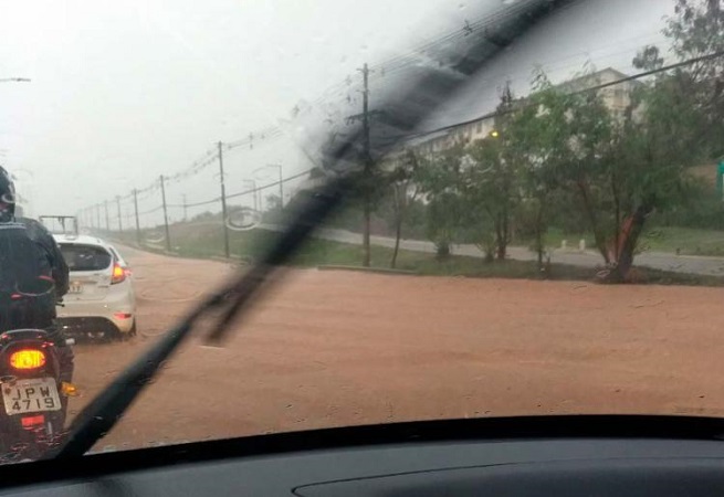 Chuva provoca pontos de alagamento em Salvador; confira