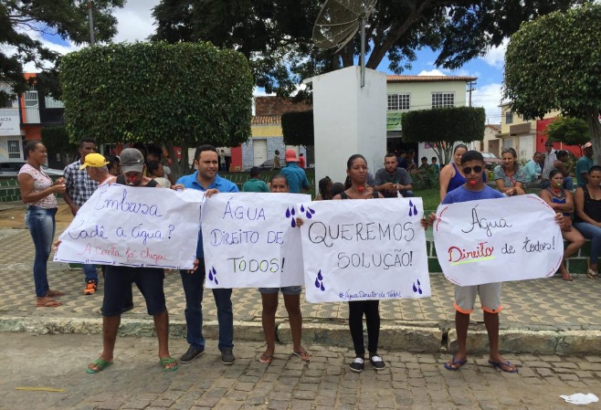 Moradores de Brejões e Nova Itarana protestam contra falta de água