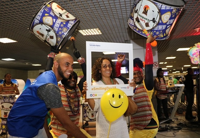 Turistas são recepcionados com Dia do Sorriso no Aeroporto de Salvador