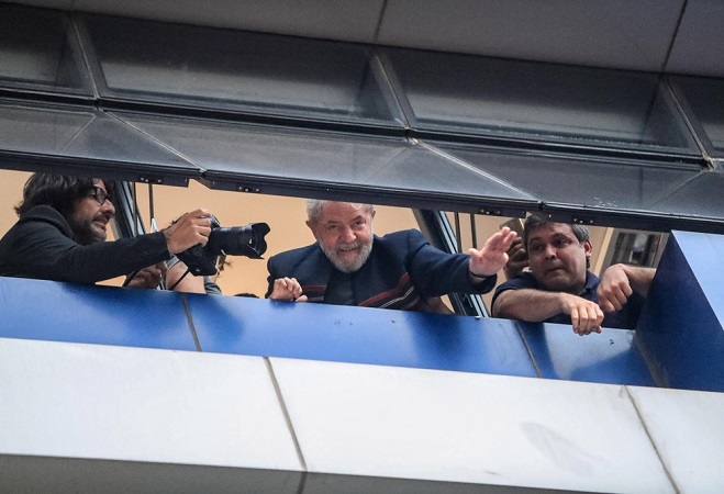 Lula se entrega à Polícia Federal e segue de avião para Curitiba
