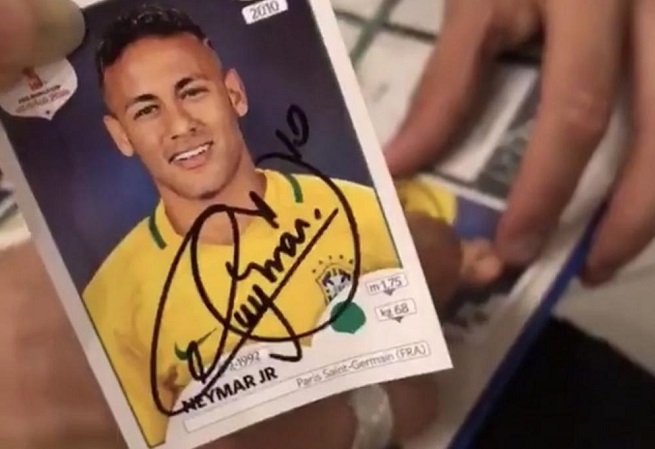 Marquezine troca figurinhas assinadas por Neymar para completar álbum da Copa