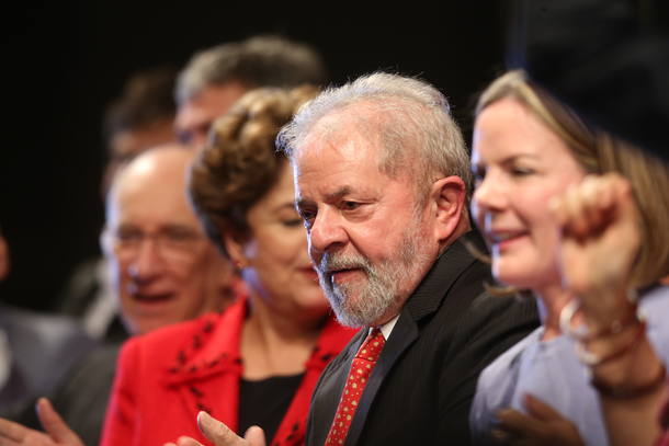 A aliados, Lula admite que está fora das eleições