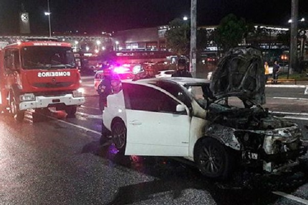 Carro pega fogo em frente ao Shopping da Bahia