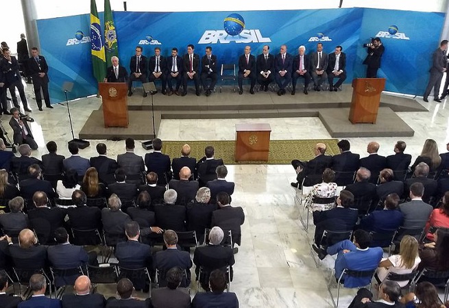 Temer empossa 10 novos ministros em cerimônia no Planalto