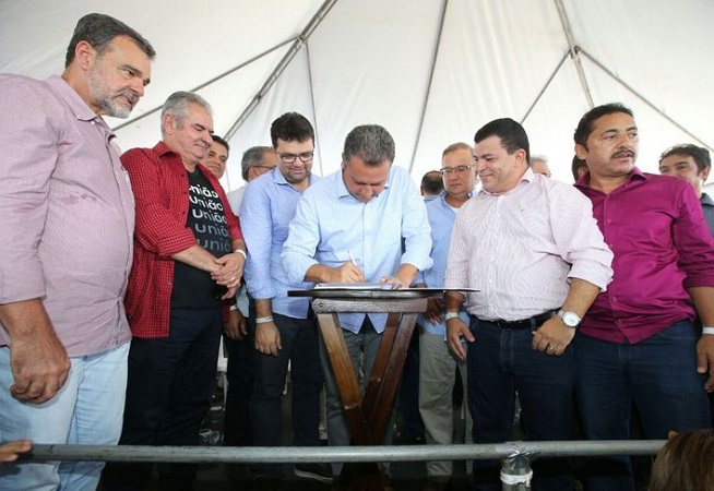 Governador anuncia R$ 6 milhões para abastecimento de água em Riacho de Santana