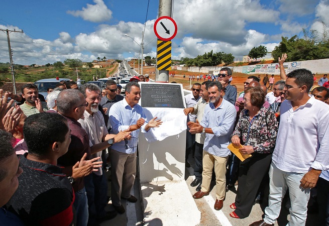 Governador entrega estrada pavimentada em Mairi
