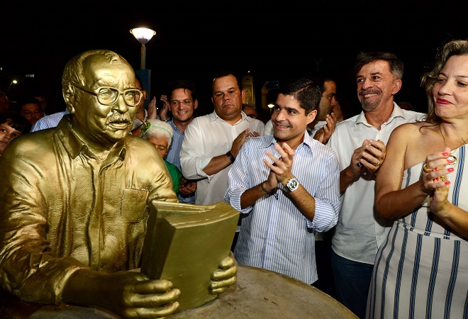 ACM Neto inaugura estátua de João Ubaldo Ribeiro na Pituba