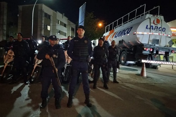 Guarda Municipal de Salvador escolta chegada de 15 mil litros de combustível