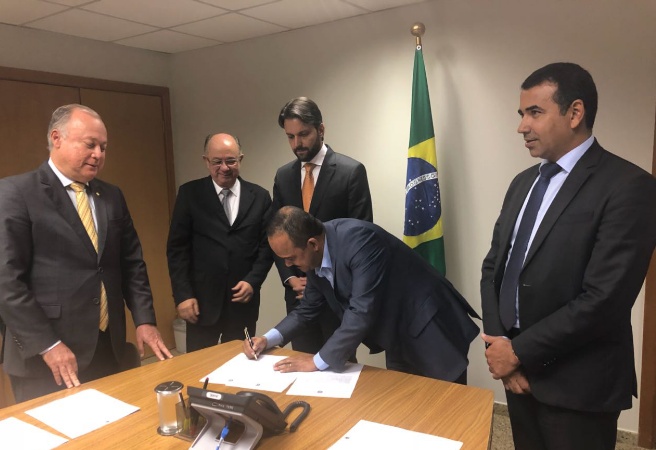Em Brasília, Elinaldo garante R$ 65 milhões em investimentos para Camaçari