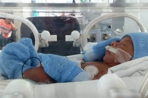Bebê que nasceu com 500 gramas no Hospital Roberto Santos completa dois meses