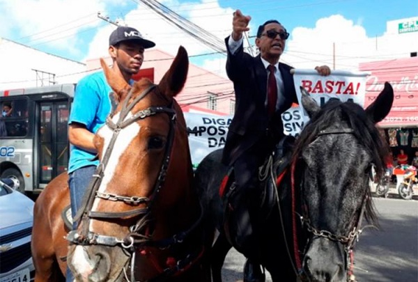 Feira: Vereador passa a andar de cavalo para protestar contra aumento da gasolina