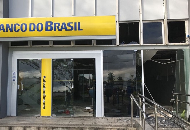 Bandidos incendeiam carros e assaltam Banco do Brasil em Simões Filho
