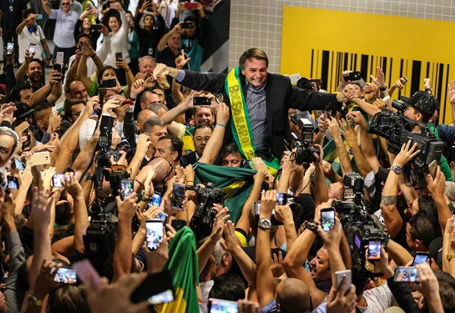 Eventos de Bolsonaro têm como trilha o hino do Brasil e gritos de “eu vim de graça”