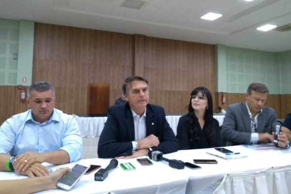 Bolsonaro diz ter “simpatia” pelo Democratas e quer conversar com ACM Neto