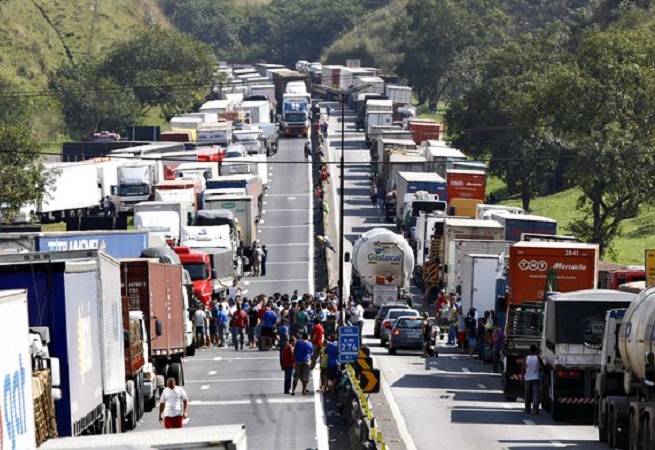 Associações de caminhoneiros ameaçam fazer greve a partir de domingo