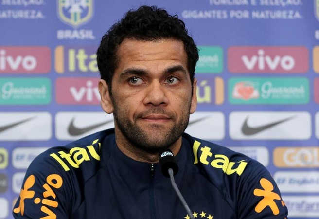 Médico da CBF diz que Daniel Alves está fora da Copa do Mundo