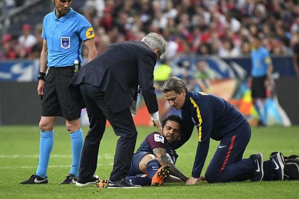 Lesão no joelho direito de Daniel Alves preocupa Seleção