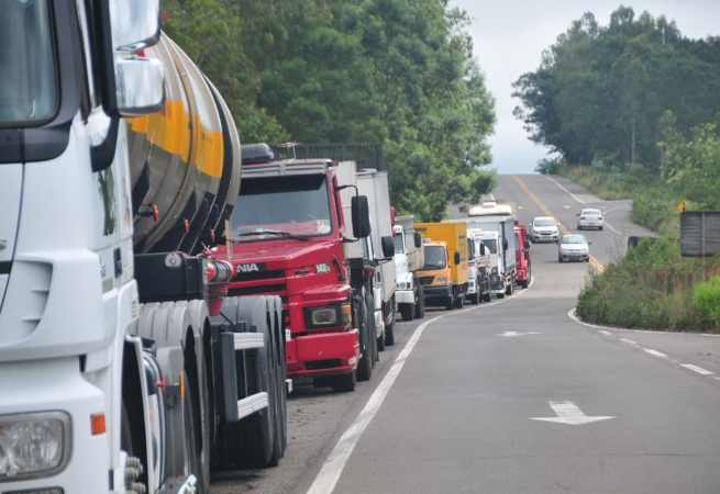 Caminhoneiros que transportam combustíveis paralisam atividades em MG