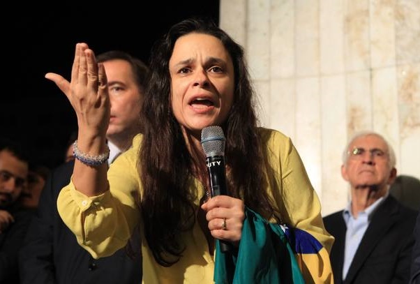 Janaína quer mais tempo para decidir sobre vice de Bolsonaro
