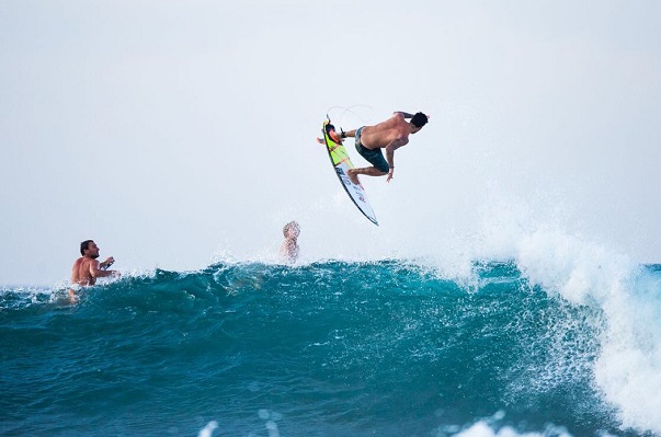 Oito brasileiros seguem na disputa da etapa de Bali do Mundial de Surfe