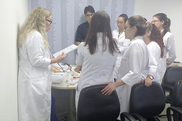 Residentes do Hospital Roberto Santos recebem treinamento de reanimação neonatal
