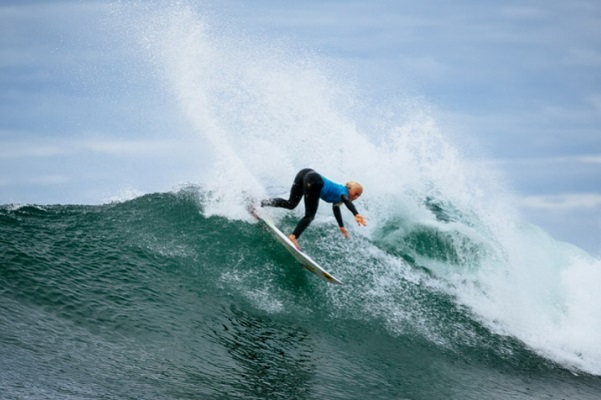 Tati Weston-Webb é única surfista do Brasil garantida no round 3 em Saquarema