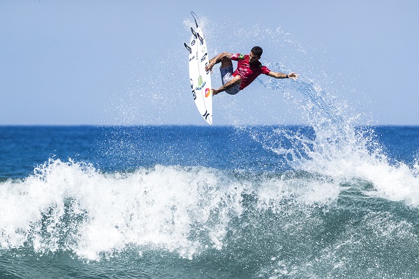 Brasileiro Filipe Toledo assume liderança do Mundial de Surfe em Bali