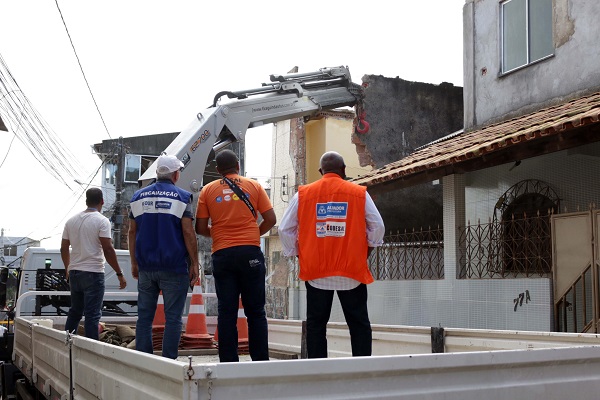 Prefeitura de Salvador oferece suporte a família desabrigada em Plataforma