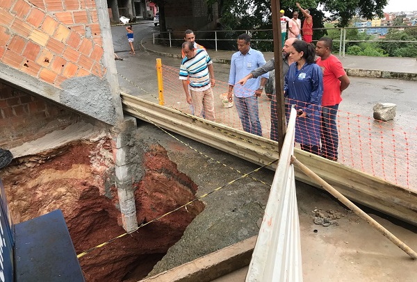Prefeitura de Salvador analisa terreno para reparar cratera no Alto do Cabrito