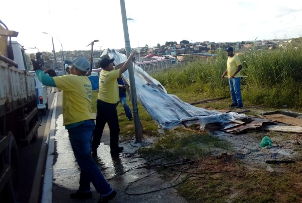 Prefeitura de Salvador desarma barracas irregulares para venda de fogos em Stella Maris
