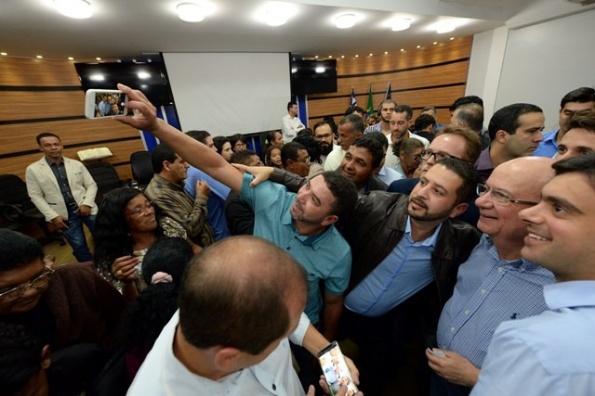 José Ronaldo e ACM Neto são recebidos com festa em Conquista