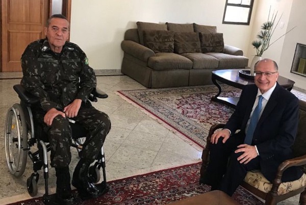Comandante do Exército tem conversas com Alckmin e Ciro