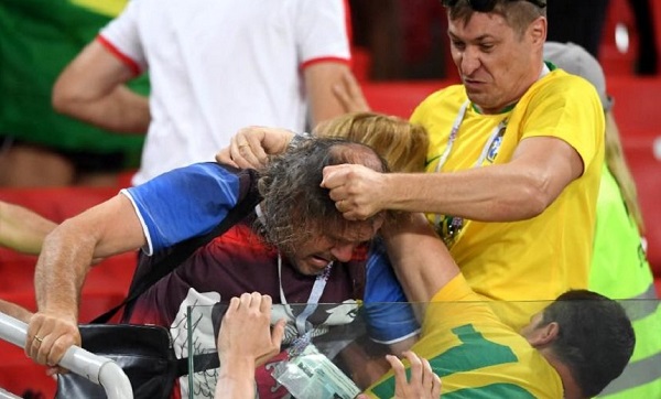 Torcedores do Brasil e da Sérvia brigam dentro de estádio na Copa; assista