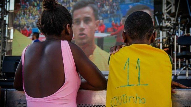 Garoto pobre pinta camisa 11 do Brasil e emociona Coutinho