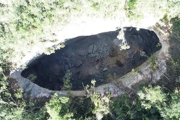 Cratera gigante aparece em área da Dow Química em Vera Cruz