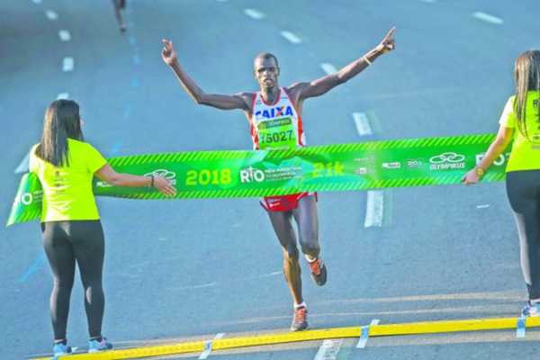 Etíopes vencem provas masculina e feminina da Maratona do Rio