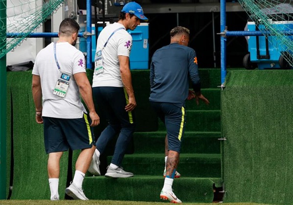 Neymar sente dor no tornozelo direito e deixa treino do Brasil