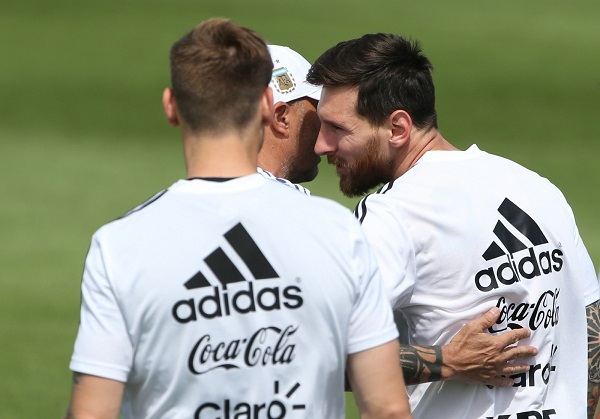 Aniversariante do dia, Messi ganha “beijinho” do treinador Sampaoli