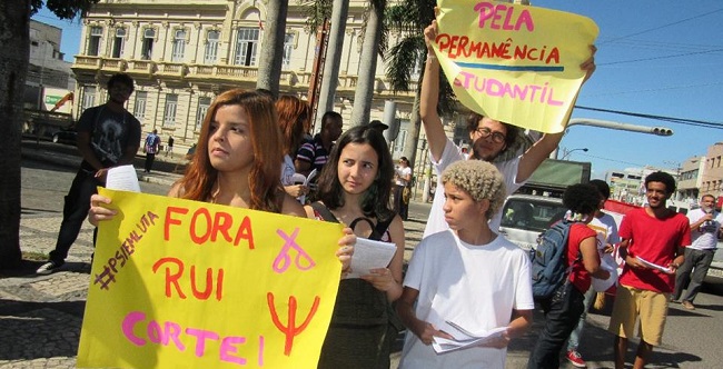 Professores, estudantes e funcionários da UEFS protestam contra decisão do Estado