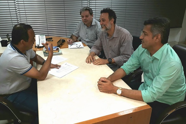 Elinaldo dá posse a novo secretário de Desenvolvimento Urbano de Camaçari