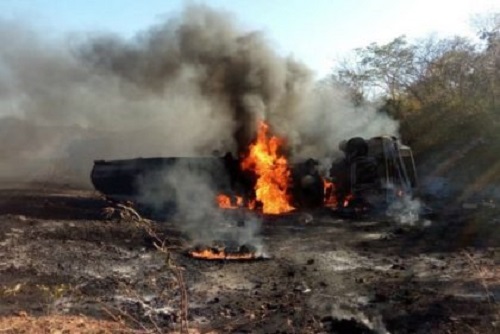 Caminhão-tanque tomba e explode em Cotegipe