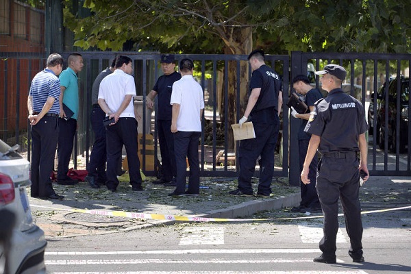 Bomba explode na frente da embaixada dos EUA em Pequim