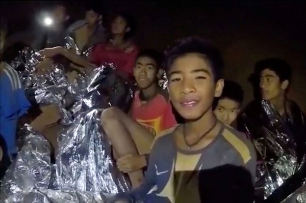 Quatro dos 12 garotos presos em caverna são resgatados na Tailândia