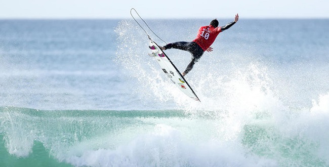 Brasileiro Filipe Toledo é bicampeão em J-Bay e lidera o Mundial de Surfe