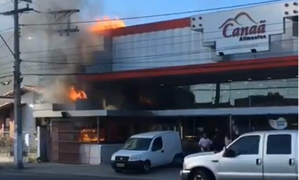 Bombeiros contêm incêndio em loja de alimentos em Feira de Santana